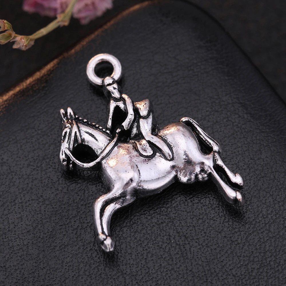 العتيقة الفضة مطلي الحصان رايدر سباق الفارس شكل سحر