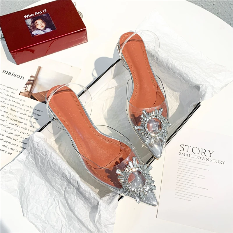 Buono Scarpe/женские блестящие босоножки на высоком каблуке со стразами; пикантные летние туфли из ПВХ с острым носком на каблуке со стразами