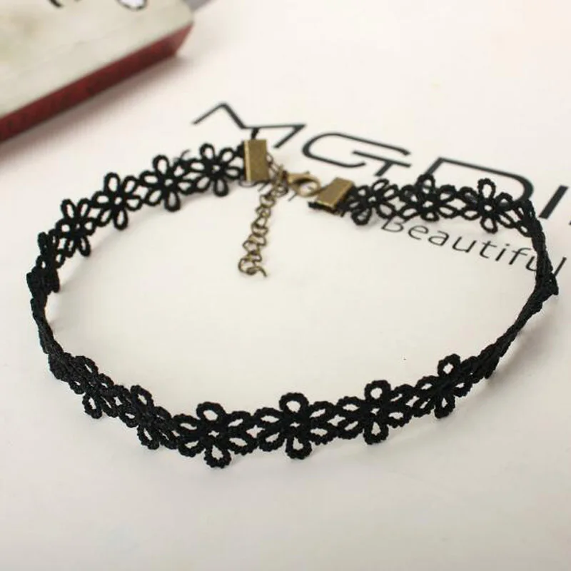

A Short Charm Clavicle Necklace with Lace Flowers and Vintage Velvet Choker