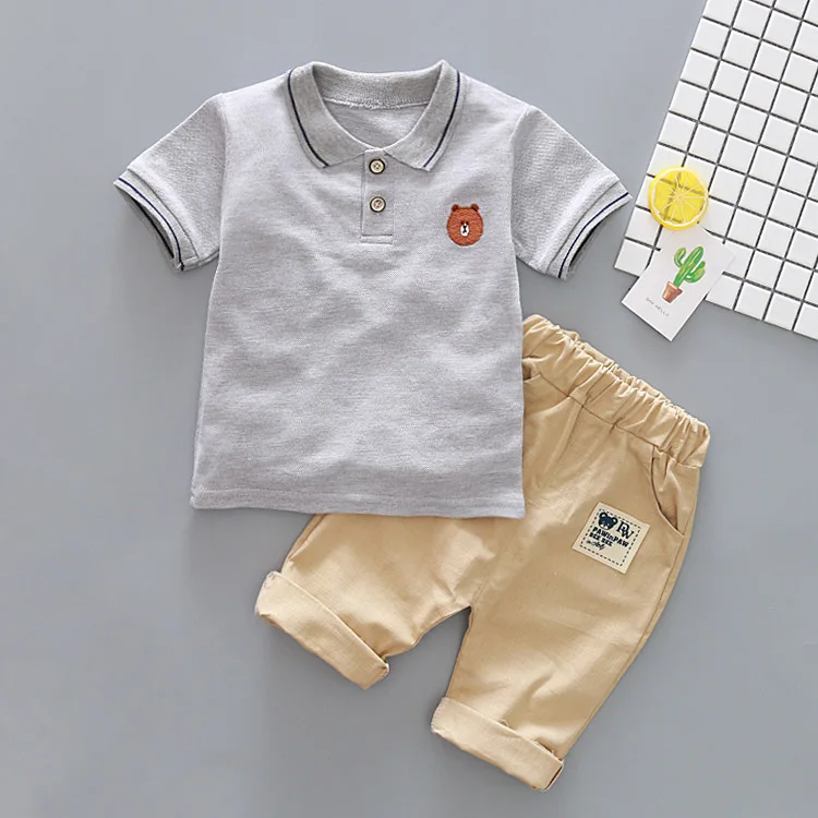 Для маленьких мальчиков летний хлопковый комплект одежды модные Носки с рисунком медведя из мультика спортивный костюм для мальчика футболка+ шорты Детская Костюмы