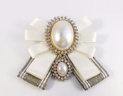 Free shipping new female male fashion 2017 college wind big pearl bow tie knot retro Headdress brooch antique cloth corsage pin