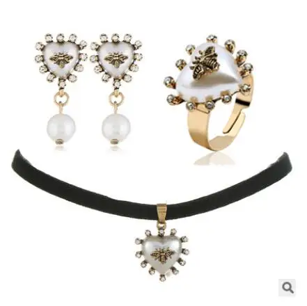 

2018 women New jewelry retro heart-shaped necklace three-piece bee jewelry set