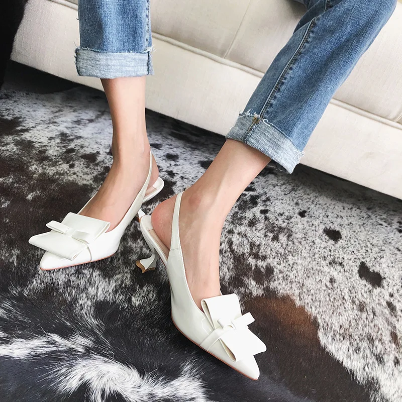 

2018 summer new style sleek and elegant style with bow women's shoes retro ruffled pointed leather high heels.