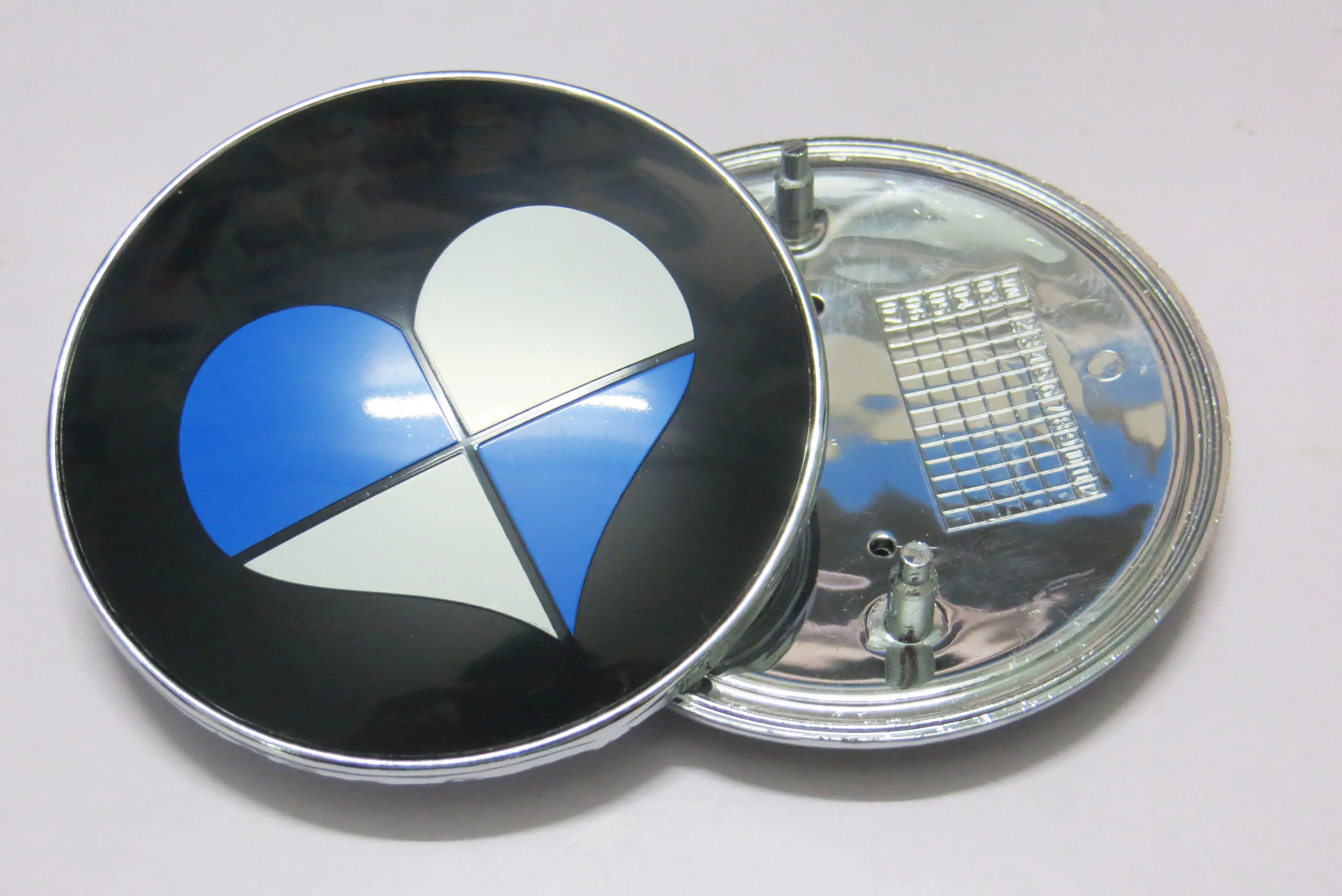 Скидка 10 шт. 82 мм 74 мм Любовь синий и белый, черный и белый автомобильный значок с 2 штырьками автомобильный значок дешевые эмблемы 51148132375 автомобиль...