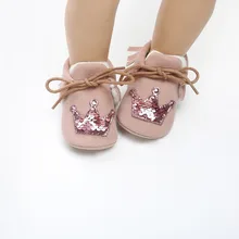 Зимняя обувь для новорожденных девочек с меховой короной; нескользящая обувь; обувь для малышей из искусственной замши; мокасины для первых шагов; Новинка