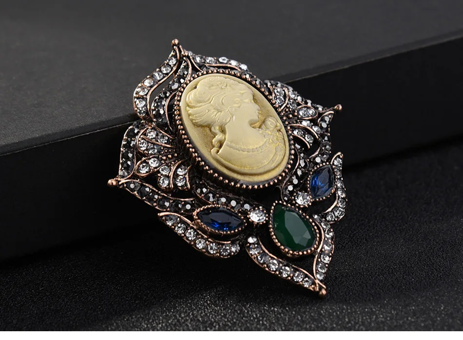 Vintage-Queen's-Cameo-Crystal-Brooch-Pins_07
