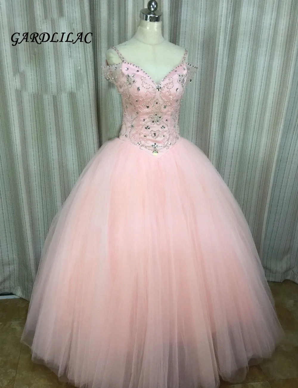 

2017 V-Neck Ball Gown Coral Quinceanera Dresses Crystal Beads Tulle Spaghetti Strap Long Prom Dress Vestidos de 15 Anos
