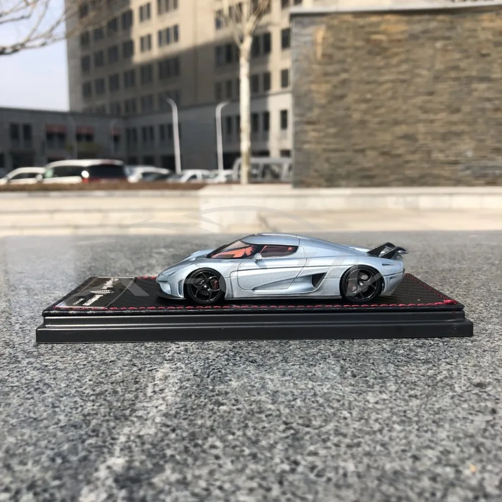 Полимерная модель автомобиля SophiArt Koenigsegg Regera 1:43 (серебристый/синий) + маленький