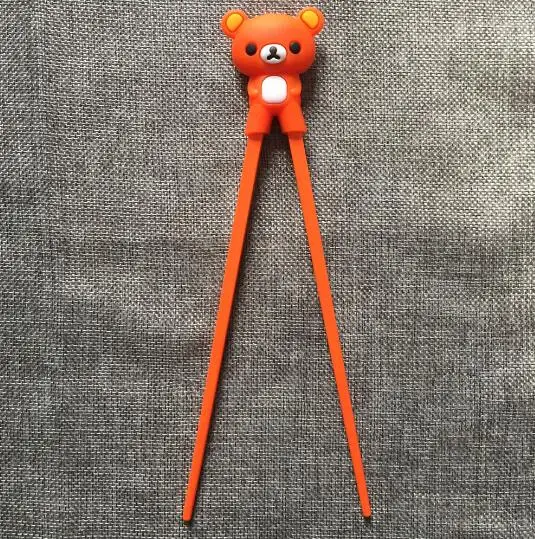 Горячая Распродажа, 1 пара, разноцветная Милая палочка с медведем, пандой, кошкой, миньонами, обучающая палочка для еды, Детская китайская палочка для еды, подарки для учащихся - Цвет: Bear Orange