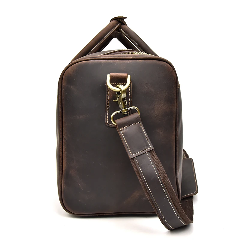 Seitliche Präsentation der Woosir Crazy Horse Leder-Vintage-Gepäcktasche