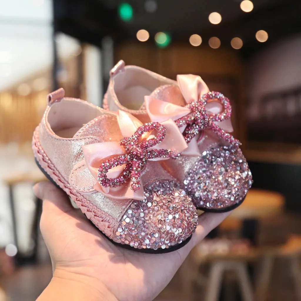 Новинка года; обувь для малышей младенцев с бантом на плоской подошве; блестящая обувь для принцессы с бантом; лоферы