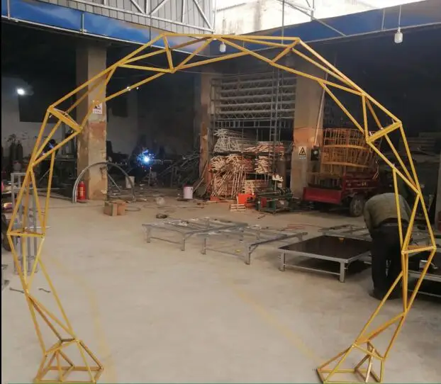

The new wedding props are shaped like a diamond shaped triangular semi-circle iron background shelf.