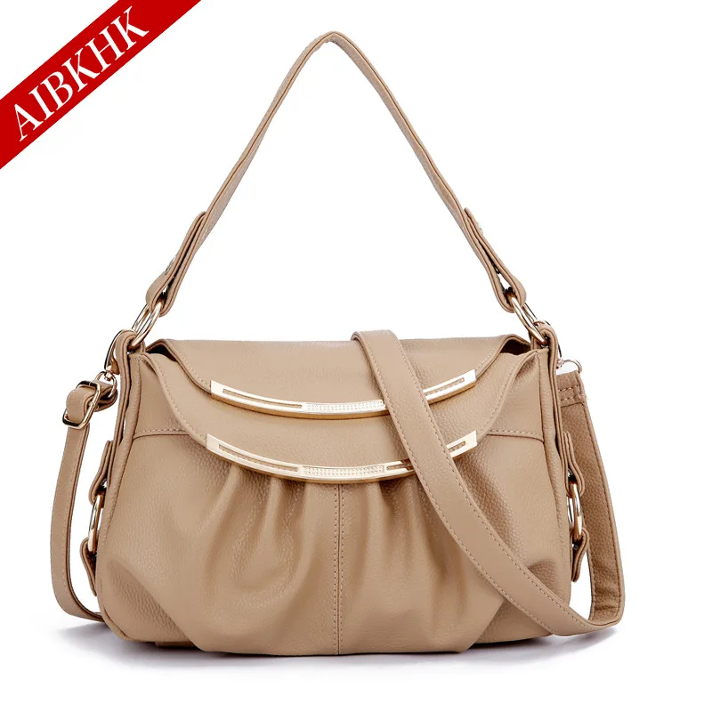 Собранный чемодан. Передам сумку. Женщина с большой сумкой. Человек с тяжелыми сумками. Сумка в руке.