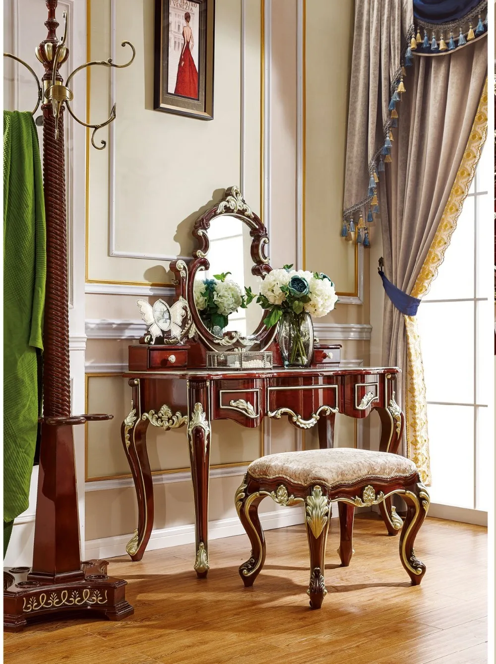 خلع الملابس الجدول. خشب متين غرفة نوم مضمد. خلع الملابس الجدول. خشب متين غرفة نوم مضمد.