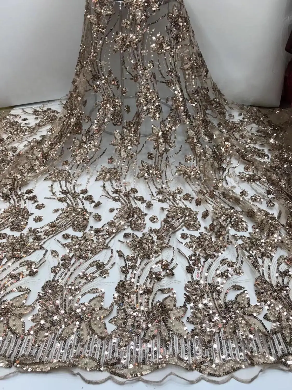 

2019 wholesale new fashion design super heavy hand string glass beads royal noble wedding lace fabric 5 yards fabric