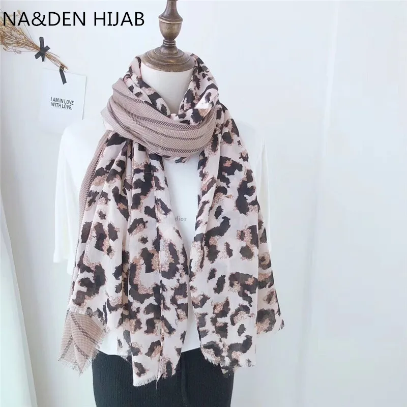 

2019 New Summer design Striped scarf hot Print Leopard Tassel 1 color hijab part scarfs women scarves and shawls shimmer fashion