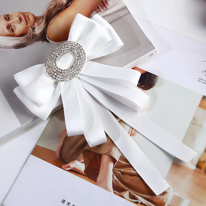 Новые Кристальные белые тканевые Броши «бант» для женщин, шейный галстук, импортный материал, для свадебной вечеринки, высокое качество, аксессуары для одежды 313