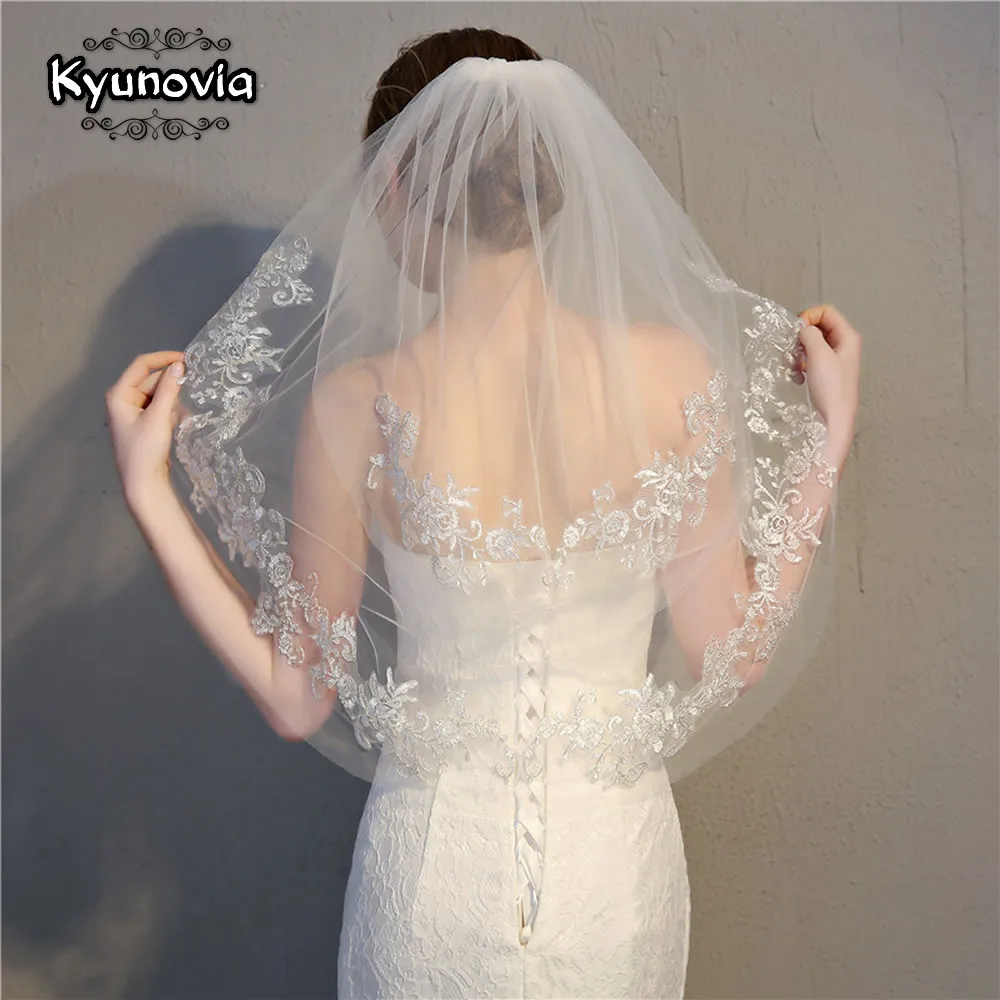 Короткая свадебная фата Kyunovia с кружевными краями и гребнем двухслойная Тюлевая