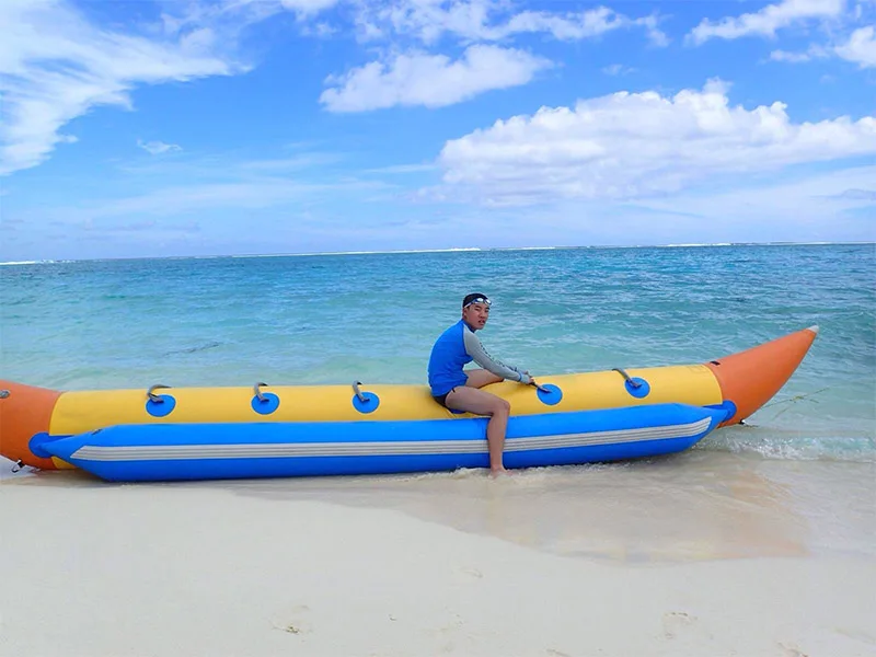 Гигантская надувная лодка банан 4 человека, играющие на пляже, серфинга, верховая езда, водные игрушки