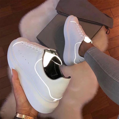 Роскошный дизайн; светоотражающие белые туфли; женская обувь из высококачественной кожи; модная повседневная спортивная женская обувь; светящаяся губчатая обувь