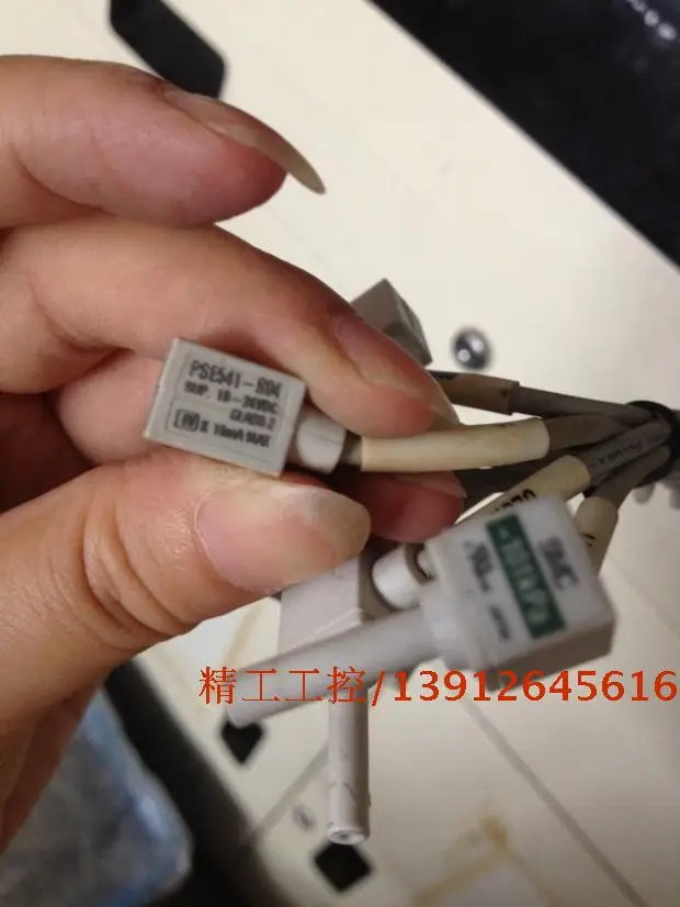 

[SA] SMC new Japanese original pressure switch PSE541-R04 a large number of physical map --5PCS/LOT