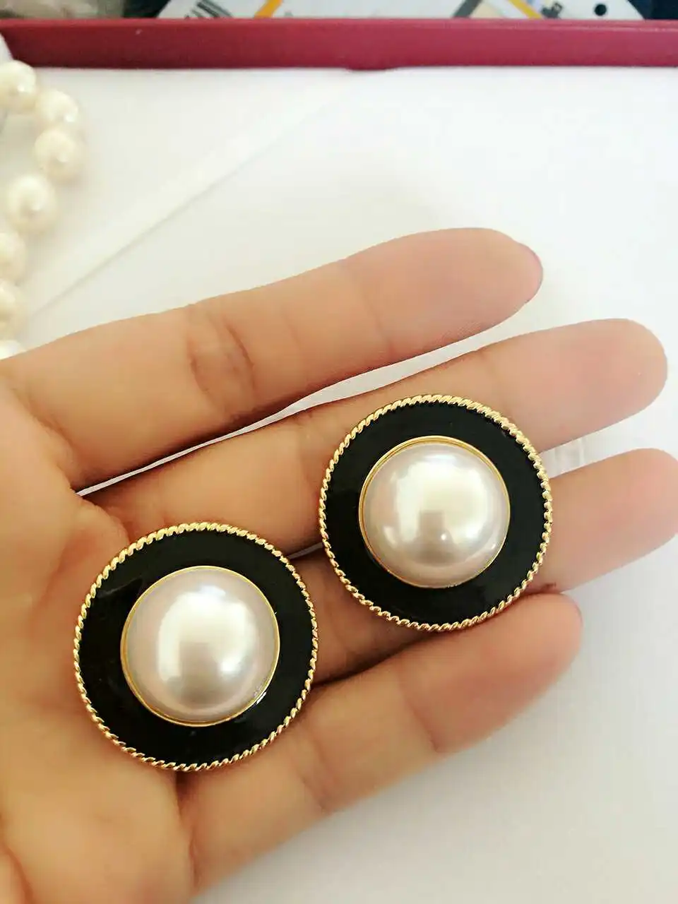

Free Shipping Round Pearl Black Enamel Cute Fashion Clip Earring