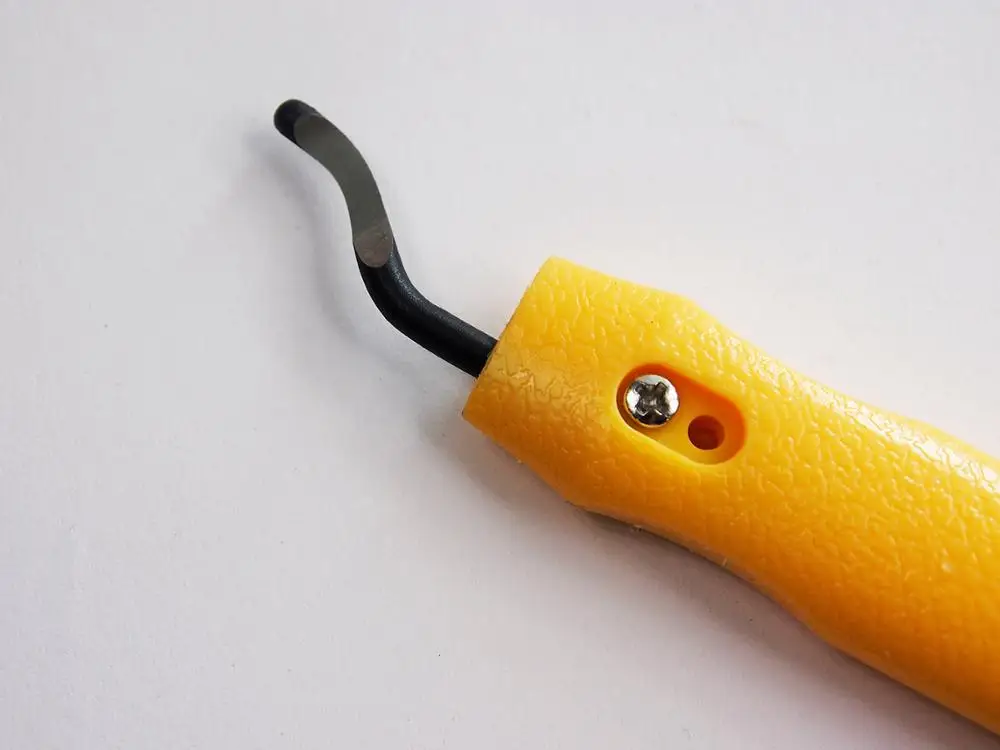 Bent Cutting Knife with Curves_1