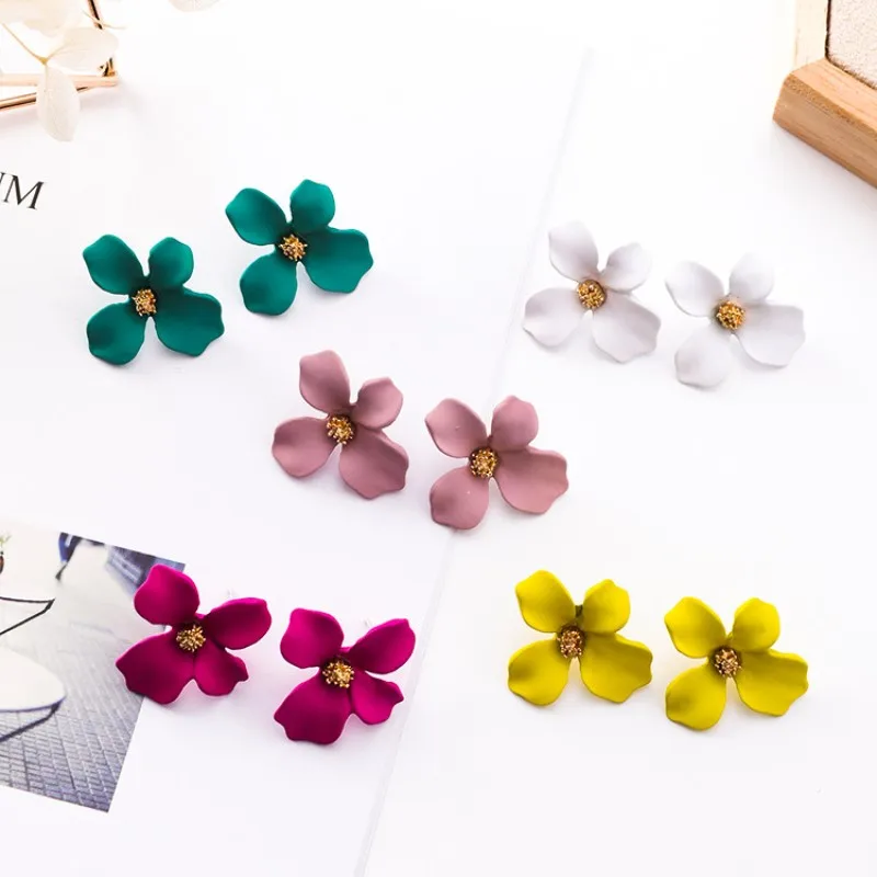 E222.Sweet woman is pure and fresh contracted bake lacquer flower irregular petal earring | Украшения и аксессуары