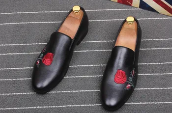 

Retro Men Fashion Slip On Leather Lazy Shoes Men Round Toes Embroidered Breathable Casual Flat Single shoes Moccasin Gommino