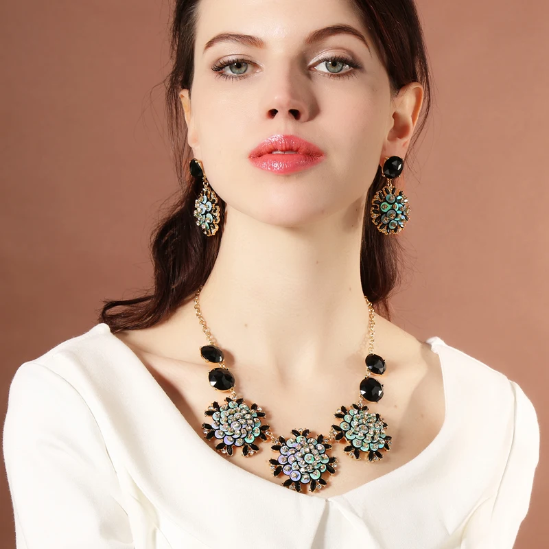 

Newest Sequins Acrylic Flower Bib Statement Necklace Trending Products 2018 Short Chunky Necklaces for Women Bijoux