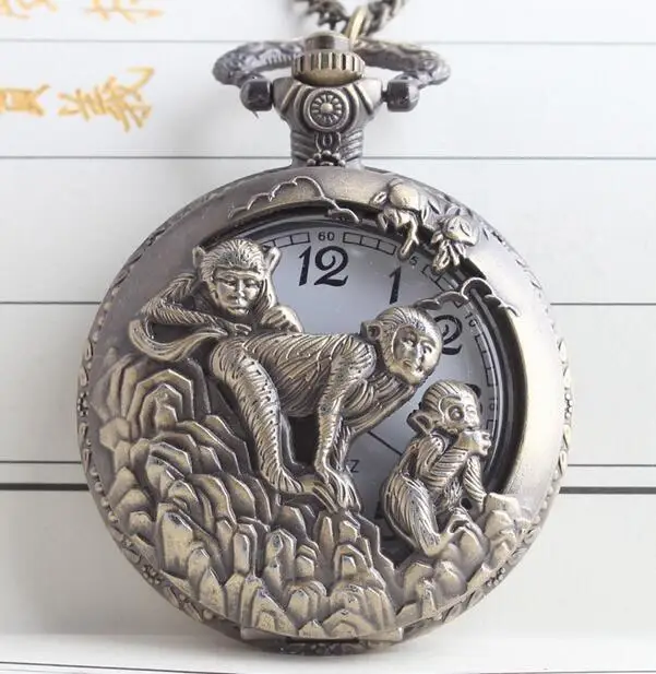 Vintage Zodiac 12 Bronze 3 Monkey Playing Hollow Quartz Pocket Watch Collana Pendente Carving Back Womens Men Gifts