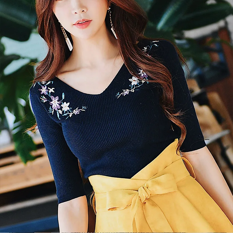 Dabuwawa Spring V-Neck Embroidery Knitted Sweaters for Women GIrls 2019 New Half Sleeve Slim fashion Pullovers Top   DN1ATS003