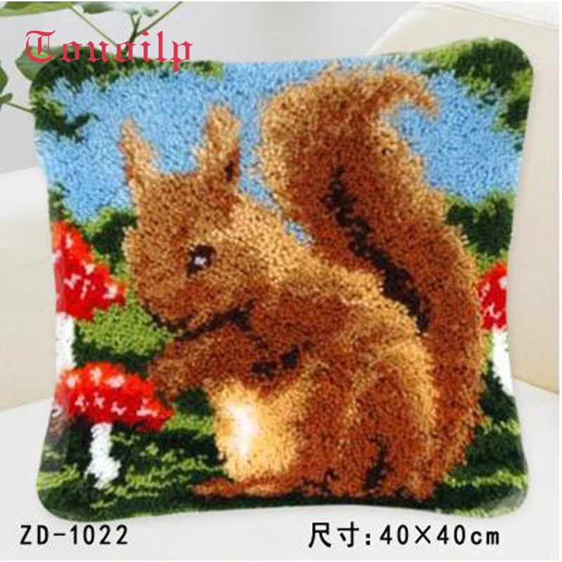 

Pillow "do it yourself" method needlework kit latch hook cartoon squirrel rug kit Unfinshed embroidered carpet pattern