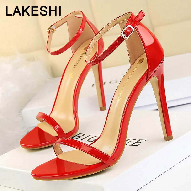 جديد المرأة مضخات أزياء الزفاف أحذية الربيع حذاء نسائي بكعب عالٍ الصيف الصنادل النساء أحذية روما نمط السيدات أحذية خنجر الإناث