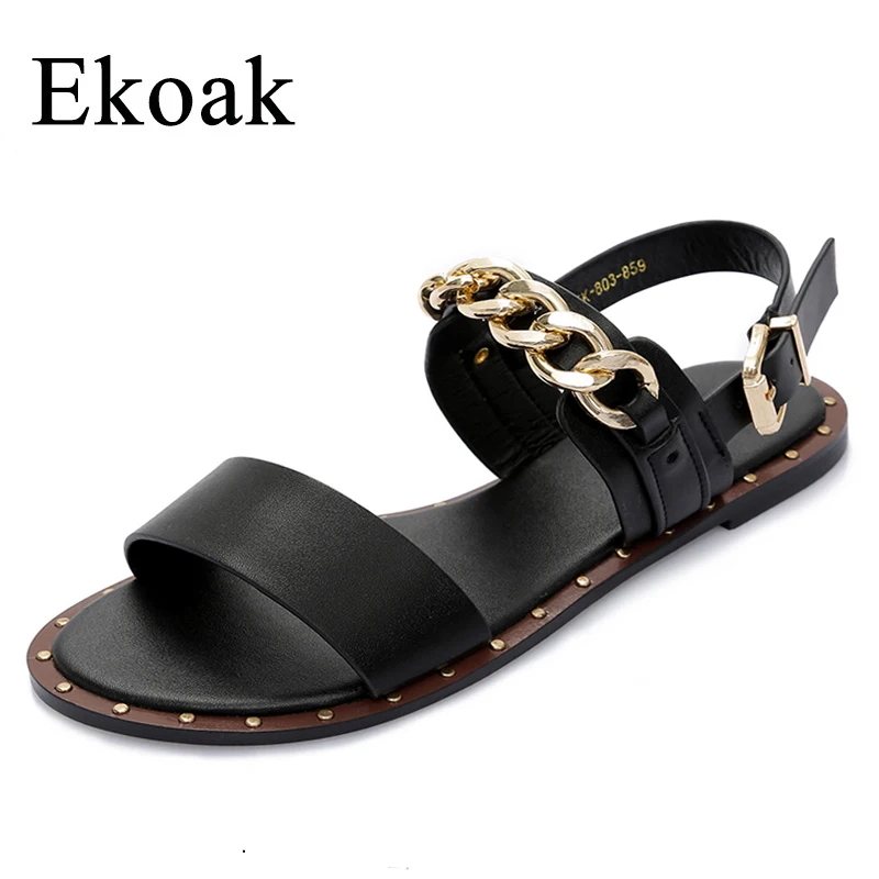 comprar Ekoak Novo 2018 Moda Sandálias De Couro mulheres Verão Senhoras Vestido sapatos mulher com Corrente de Metal Sapatos de Praia Sandálias Flat