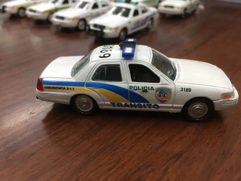 Премиум литой металлический сплав 1: 64 Crown Victoria 2002 Ford Crown Victoria модель полицейской машины игрушка