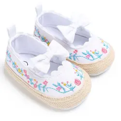 Симпатичные новорожденного для маленьких девочек новая мода лето бантом Вышитые Обувь с цветочным орнаментом противоскользящие мягкая