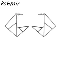 The new 2018 exaggerated earrings jewelry popular in Europe and the geometric delicate pendant earrings wholesale