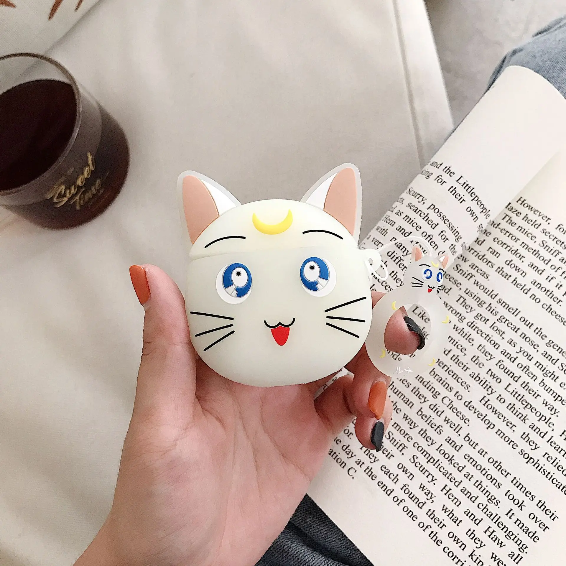 Для AirPods Чехлы Сейлор Мун светящиеся Luna Cat Bluetooth беспроводные наушники зарядное устройство коробка крышка для Apple Airpods 2 пальца ремень - Цвет: Белый