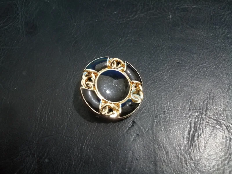 cc47 black 1 лот = 10 шт. Швейные аксессуары металлические пуговицы diy классический логотип кнопки cc47 золотой черный цвет размер: 23 мм - Цвет: cc47 black