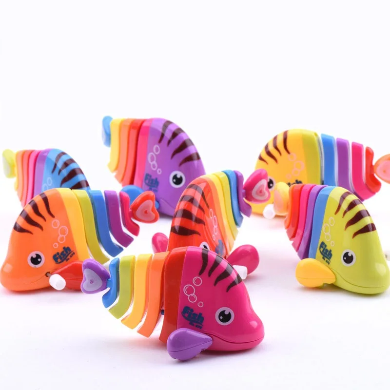 Классические цветные рыбки заводные на цепочке игрушки для детей Заводной ребенок рыбий хвост дешевый образовательный игрушка подарок