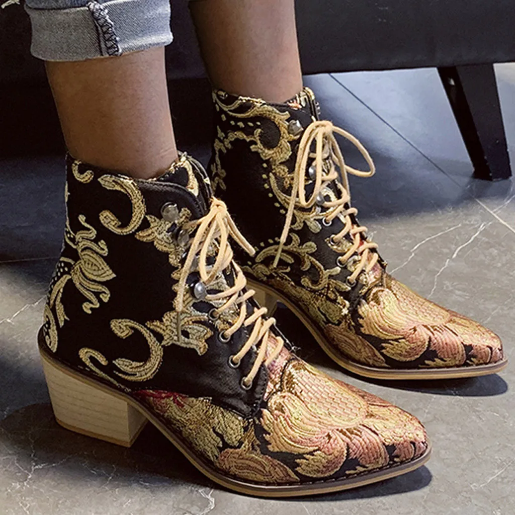 Женские замшевые ботинки с вышивкой на квадратном каблуке в стиле ретро; ботинки на шнуровке; обувь с острым носком; Классическая обувь на плоской подошве на квадратном каблуке