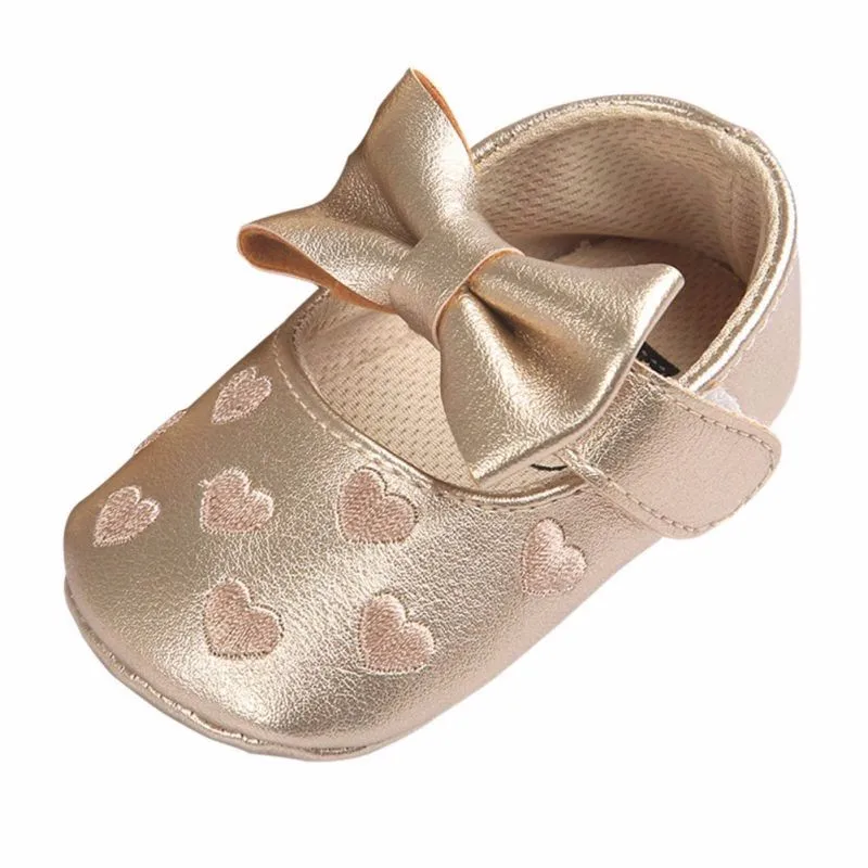 Обувь для девочек; детская обувь с бантиком и вышивкой в виде сердца; мягкая подошва; кожаные кроссовки для новорожденных; обувь для новорожденных; 0-18 м