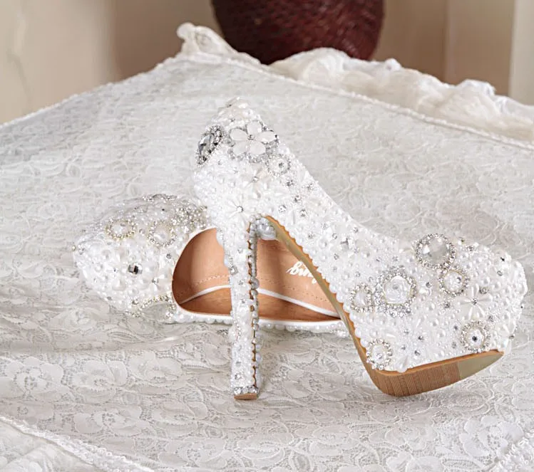 Ручной работы белый Цвет 9,5 см Обувь на высоких каблуках имитация жемчужная обувь, расшитая стразами Свадебные модельные туфли Свадебная обувь Великолепная