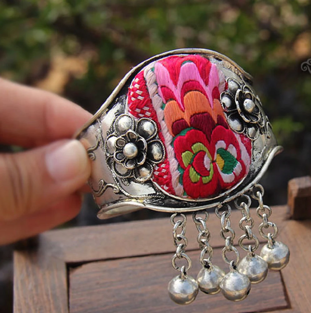 

Chinese 100/% handmade Original handmade old embroidered Miao silver bracelet, vintage bell Bangles jewelry