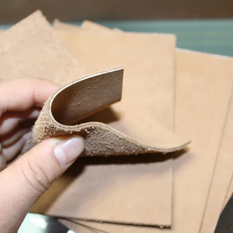 

The tensile material yellow brown leather first layer of piece small top tensile deformation