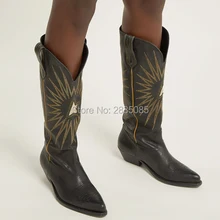 Qianruiti/брендовые ковбойские ботинки до середины икры с острым носком на среднем квадратном каблуке; цвет черный, коричневый; винтажная кожаная обувь; женские ковбойские ботинки с вышивкой