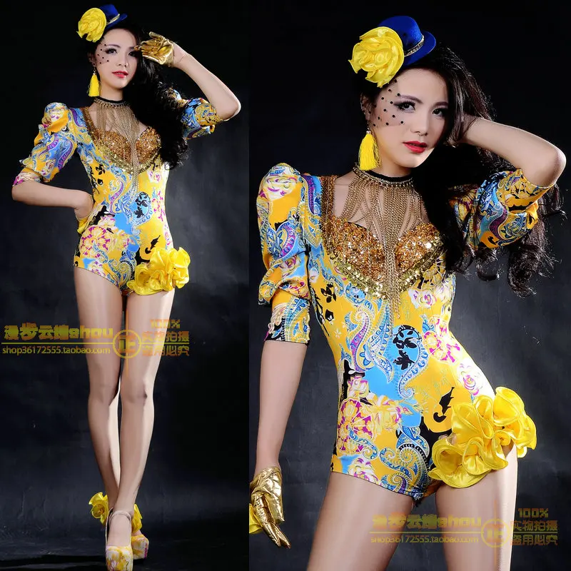 women sexy atmosphere female singer DJ costume robe shrug