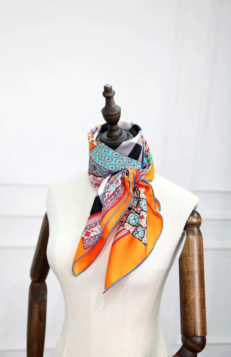 

2019 new arrival spring autumn classic print 100% pure silk scarf twill hand made roll 90*90 cm shawl wrap for women lady