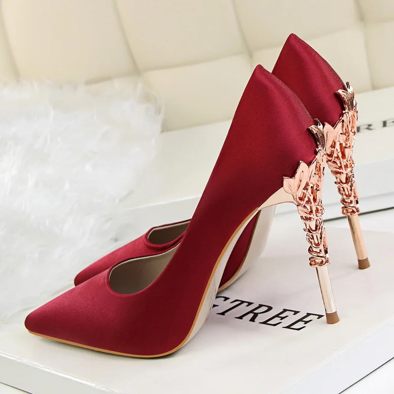 

2019 Elegant Metal Carved Heels Women Pumps Solid Silk Pointed Toe Shallow Fashion High Heels 10cm Shoes Women's Wedding Shoes